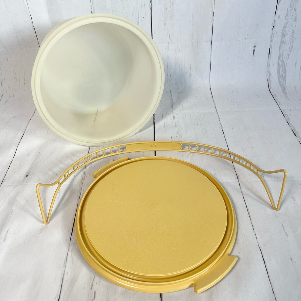 TUPPERWARE Harvest Gold Round Cake Plate and Lid Carrier Vintage MCM Retro - Picture 4 of 6